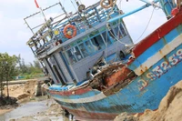 Giữa đầm Đạm Thủy, ngư dân gồng mình cứu tàu