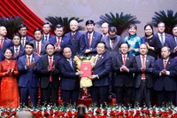 Ủy viên Bộ Chính trị, Trưởng Ban Tuyên giáo và Dân vận Trung ương Nguyễn Trọng Nghĩa trao quyết định và tặng hoa chúc mừng tân Bí thư Tỉnh ủy Gia Lai Thái Đại Ngọc. Ảnh: Hồng Phúc