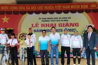 CLB Xe đạp Đại Đoàn Kết Gia Lai tặng quà cho học sinh khó khăn xã Biển Hồ