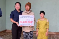 Trao 13 triệu đồng hỗ trợ gia đình bệnh nhân ung thư tại xã Ia Hrú