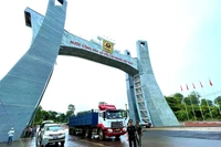 Phiên chợ biên giới tổ chức thường niên tại Khu kinh tế Cửa khẩu quốc tế Lệ Thanh nhằm kết nối giao thương hàng hóa giữa tỉnh Gia Lai và tỉnh Ratanakiri (Vương quốc Campuchia). Ảnh: Vũ Thảo