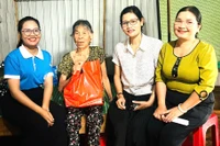 Hội Liên hiệp phụ nữ xã Ia Pnôn thường xuyên thăm hỏi, động viên hội viên phụ nữ lúc khó khăn. Ảnh: Hồng Thương