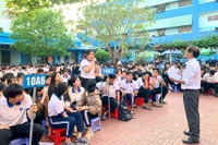 Trung tâm Y tế Quy Nhơn phối hợp với các trường THPT trên địa bàn tổ chức truyền thông, tư vấn về sức khỏe sinh sản, tình dục an toàn, phòng tránh HIV/AIDS. Ảnh: ĐVCC