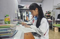 Em R’ô H’Phẽ (lớp 12A8) ôn bài sau giờ học ở khu tập thể của Trường THPT Trường Chinh. Ảnh: R’Ô Hok