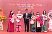 Nghệ sĩ Ưu tú Đặng Công Hưng-Chủ tịch Hội Văn học Nghệ thuật Gia Lai tặng hoa cho các nữ họa sĩ đại diện 3 miền Bắc-Trung-Nam góp mặt tại triển lãm. Ảnh: Phương Duyên