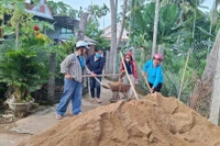 Phụ nữ ở phường Bồng Sơn hỗ trợ ngày công xây nhà cho bà Lê Thị Vinh. 