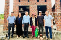 Chủ tịch UBND tỉnh Phạm Anh Tuấn (thứ 3 từ trái sang) tặng quà cho gia đình bà Đinh Thị Chông (hộ được hỗ trợ xóa nhà tạm, nhà dột nát ở làng Ba Bă, xã Ya Ma). Ảnh. A.H