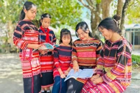 Học sinh Trường THCS bán trú Canh Thuận mặc trang phục truyền thống vào thứ Hai và thứ Năm hằng tuần. Ảnh: D.Đ