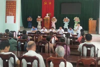 Tổ công tác giải phóng mặt bằng tổ chức tuyên truyền, giải thích cho người dân tại xã Bình Hiệp. Ảnh: Hải Yến