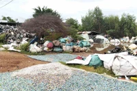 Một cơ sở mua gom, tập kết, sơ chế phế liệu tại xóm Thái gây ảnh hưởng môi trường và đời sống người dân. Ảnh: C.L