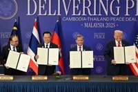 Thủ tướng Malaysia Anwar Ibrahim, Thủ tướng Thái Lan Anutin Charnvirakul, Thủ tướng Campuchia Samdech Thipadei Hun Manet, Tổng thống Mỹ Donald Trump tại lễ ký kết. Nguồn: Khmer Times