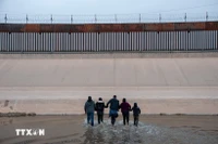 Người di cư vượt sông Rio Bravo ở biên giới Mỹ-Mexico. Ảnh: THX/TTXVN