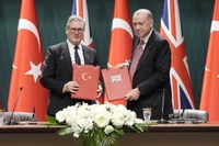 Thủ tướng Anh Keir Starmer và Tổng thống Thổ Nhĩ Kỳ Recep Tayyip Erdogan chụp ảnh sau khi ký thỏa thuận tiêm kích Eurofighter Typhoon ngày 27-10. Ảnh: Reuters