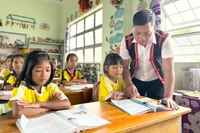 Thầy giáo Jrai “đỡ đầu” nhiều học trò nghèo