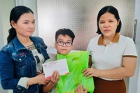 Bà Mai Thị Bích Thu (bìa phải) vận động nhà hảo tâm trao học bổng tiếp sức đến trường cho học sinh khiếm thị. Ảnh: K.H