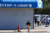 Cảnh sát điều tra tại hiện trường vụ xả súng ở thị trấn Leland, bang Mississippi, Mỹ. Ảnh: New York Times