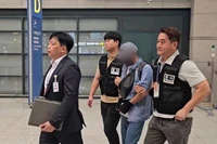 Một nghi phạm liên quan đến đường dây lừa đảo có trụ sở tại Campuchia được cảnh sát áp giải qua sân bay quốc tế Incheon (Hàn Quốc) ngày 3-11. Ảnh: Cảnh sát tỉnh Gangwon