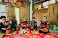 Các nghệ nhân, người dân cùng quây quần chơi nhạc cụ truyền thống, hát dân ca trong một buổi sinh hoạt. Ảnh: D.Đ