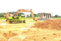 Đơn vị thi công đã hoàn thiện san nền bãi đậu xe chung tại làng nghề trồng hoa Bình Lâm. Ảnh: V.L