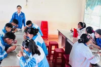 Học sinh Trường THPT Ya Ly có bữa ăn sáng chất lượng nhờ tình yêu thương, trách nhiệm của thầy Bí thư Đoàn trường. Ảnh: Minh Nhật