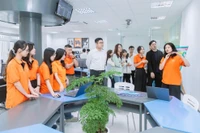 Anh Vũ Hồng Quân (thứ 6 từ trái qua), Chủ tịch Hội Doanh nhân trẻ Bình Định, mong muốn có nhiều cơ chế, chính sách tạo điều kiện cho kinh tế tư nhân phát triển. Ảnh: NVCC