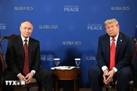 Tổng thống Nga Vladimir Putin (trái) trong cuộc họp với Tổng thống Mỹ Donald Trump tại Căn cứ Elmendorf-Richardson ở Anchorage, bang Alaska (Mỹ) ngày 15/8. Ảnh: THX/TTXVN