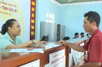Công chức Trung tâm Phục vụ hành chính công xã Ia Dreh luôn nhiệt tình hướng dẫn người dân đến giải quyết thủ tục hành chính. Ảnh: Sơn Trung