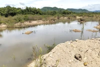 Hoạt động khai thác cát trái phép tạo nhiều hầm, hố rộng hàng trăm mét vuông, có độ sâu từ 1-2 m tại khu vực ven bờ và lòng sông Côn. Ảnh: C.L