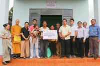 Gia đình em Kpă Tiệp (làng Ring, xã Ia Hrú) vui mừng đón nhận căn Nhà nhân ái do các tổ chức, doanh nghiệp và nhà hảo tâm hỗ trợ. Ảnh: Đồng Lai