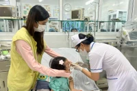 Trẻ mắc bệnh viêm phổi được theo dõi điều trị tại Khoa Nhi, Bệnh viện đa khoa trung tâm tỉnh. Ảnh: M.H