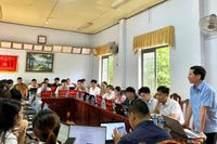 Cán bộ, công chức các xã thực hành kỹ năng sử dụng nền tảng chuyển đổi số tại lớp tập huấn. Ảnh: Khánh Linh