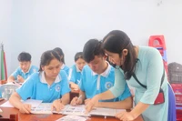 Học sinh Trường THPT Nguyễn Đình Chiểu (phường Bình Định) hào hứng tham gia tiết thực hành ngoại ngữ trên lớp. Ảnh: Hồ Điểm