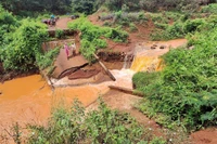 Cây cầu bắc qua suối Ia Chịa bị gãy gập đã 2 năm. Ảnh: T.D