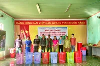 Ra quân dọn dẹp vệ sinh tại làng Đăk Hlá-Tơ Drăh
