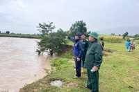 Ban Chỉ huy Phòng thủ khu vực 5 - Ayun Pa và chính quyền địa phương chỉ đạo công tác ứng cứu người dân bị cô lập do mưa lũ.