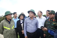 Phó Thủ tướng Lê Thành Long tặng quà người dân thôn Luật Lễ (xã Tuy Phước).