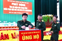 Cán bộ, nhân viên trong LLVT tỉnh quyên góp ủng hộ nhân dân bị thiệt hại do bão số 13.