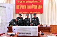 Lãnh đạo Bộ CHQS tỉnh thực hành xử lý tình huống trên bản đồ.