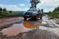 Tỉnh lộ 666 - tuyến đường huyết mạch vào xã Kon Chiêng bị hư hỏng nghiêm trọng