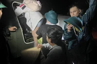 Trong lúc bão đổ bộ, bộ đội đã kịp thời ứng cứu và di chuyển hàng trăm người dân bị nguy hiểm đến nơi an toàn.