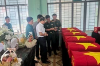 Các hài cốt liệt sĩ tạm thời đưa về tại Ban CHQS xã Ia Boòng.