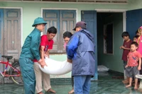 Khẩn trương đưa gạo của Chính phủ cứu trợ người dân vùng lũ tỉnh Gia Lai