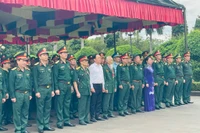 Các đại biểu dự Hội thảo khoa học kỷ niệm 60 năm Chiến thắng Plei Me dâng hoa, dâng hương tại Nghĩa trang Liệt sĩ tỉnh