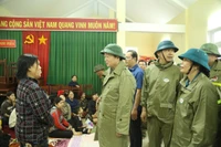 Phó Thủ tướng Chính phủ Trần Hồng Hà thăm hỏi tình hình người dân ở nơi sơ tán.