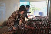 Người dân Gia Lai thức đêm gói 4000 cái bánh tét gửi đồng bào vùng lũ. Ảnh: Hoàng Hoài