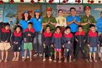 Công an xã Chư Prông trao 165 áo ấm cho học sinh Trường Mầm non Hoa Sữa