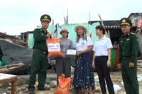 Trao hỗ trợ cho người dân làng chài Xuân Thạnh bị thiệt hại do bão số 13