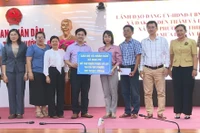 Ia Hrung, Đak Pơ động viên, trao quà hỗ trợ khắc phục thiệt hại cho người dân khu vực Tuy Phước