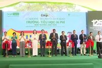 Các đại biểu cắt băng khánh thành Điểm trường làng Yăng do Quỹ Cargill Cares tài trợ. Ảnh R'Piên