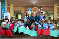 Trao tặng kệ sách di động cho học sinh xã Al Bá